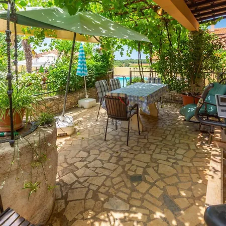 Appartement Awesome In With Kitchen